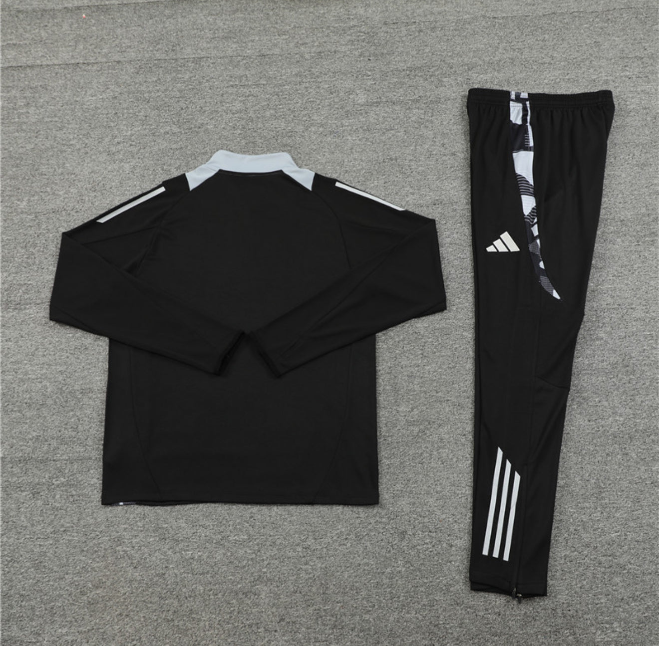 24/25 Manchester United Black 1/4 Zip Tracksuit