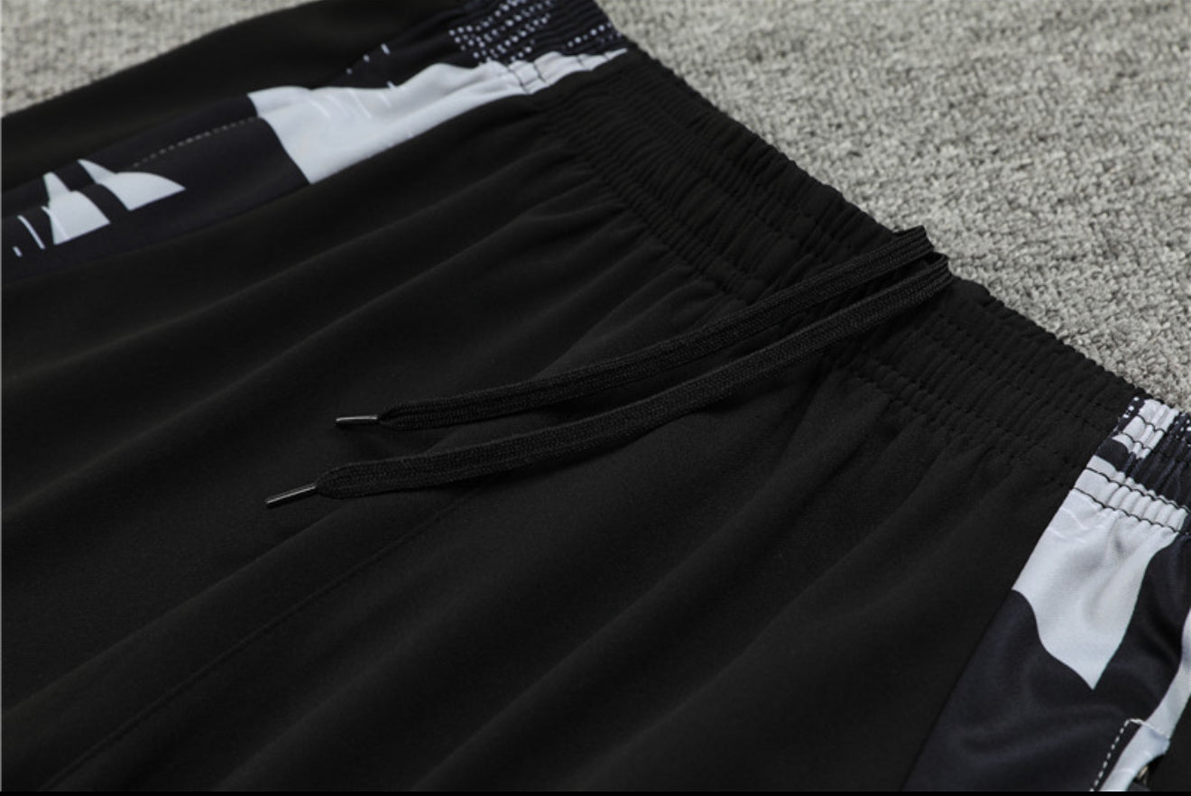 24/25 Manchester United Black 1/4 Zip Tracksuit