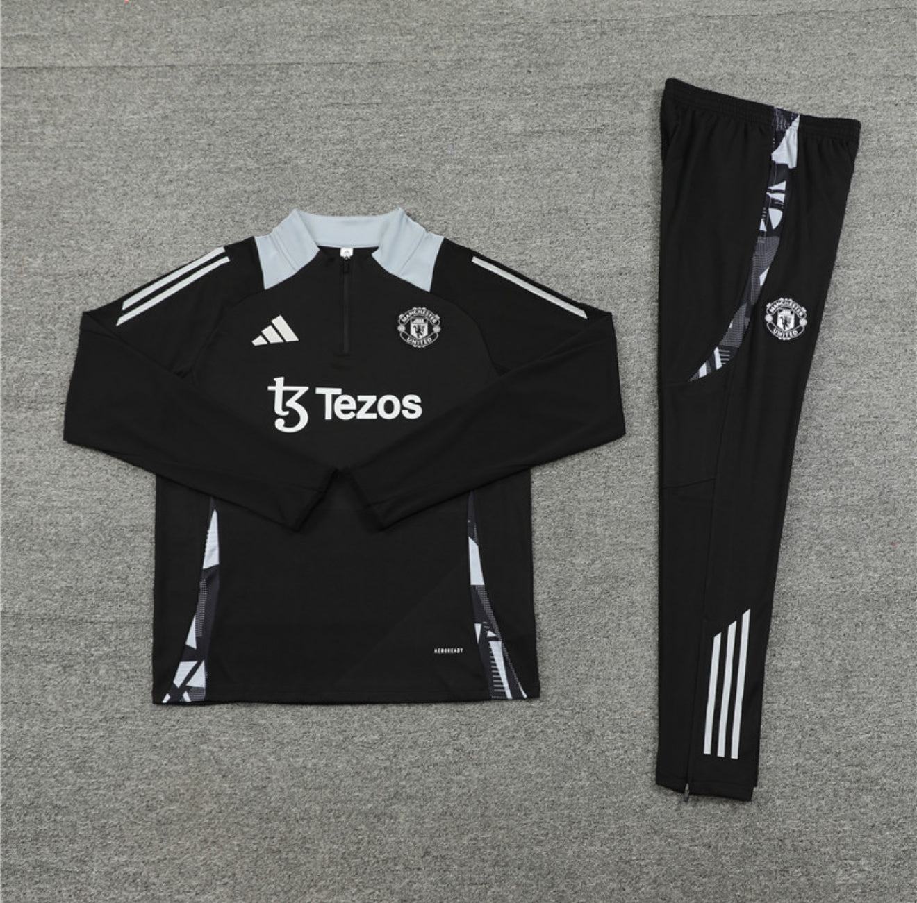 24/25 Manchester United Black 1/4 Zip Tracksuit