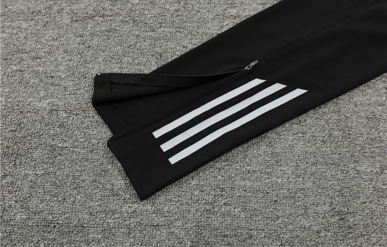 24/25 Manchester United Black 1/4 Zip Tracksuit
