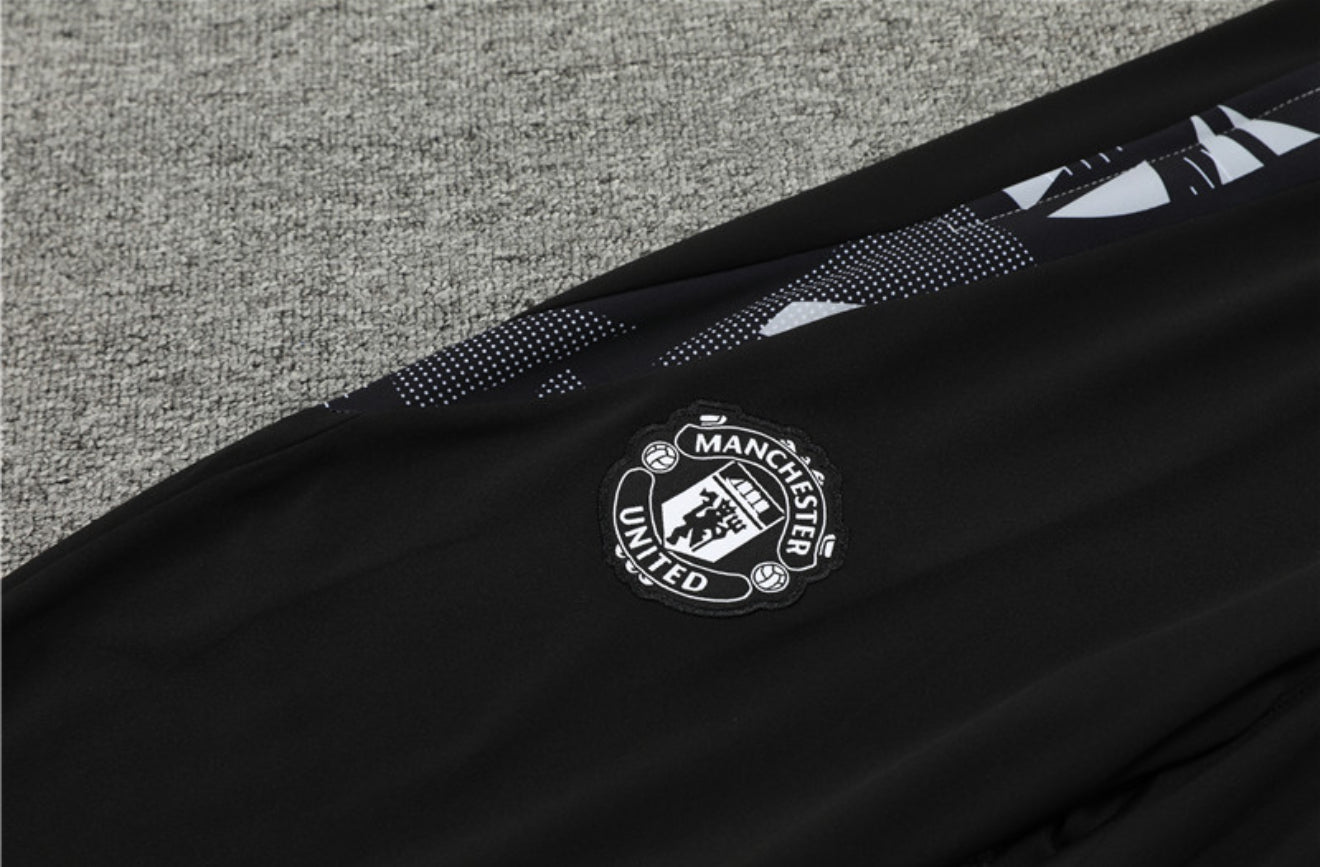 24/25 Manchester United Green And Black 1/4 Zip Tracksuit